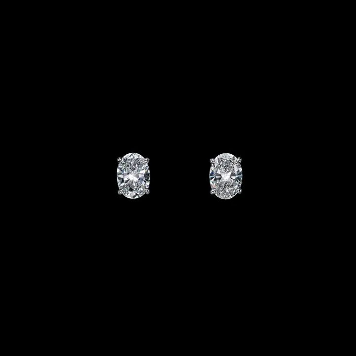 4.16 CT OVAL DIAMOND STUD EARRING D VS1